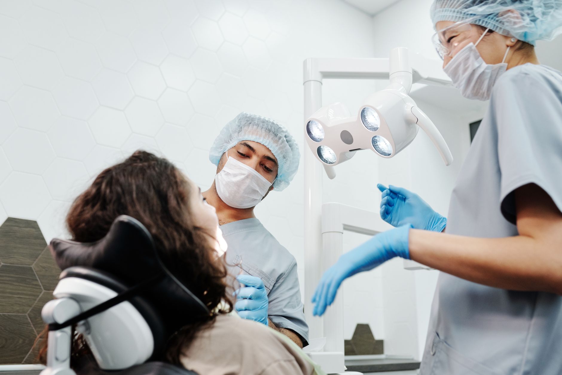 Praxisteam der ZMK Grünenplan bei der gemeinsamen Patientenversorgung